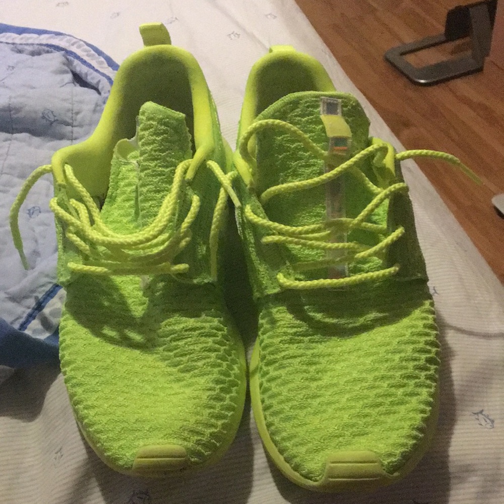 NIKE ROSHE NM FLYKNIT ATHLETIC ELECTRIC GREEN RUNNING SHOES